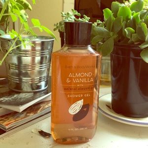 Almond & vanilla shower gel bath&bodyworks